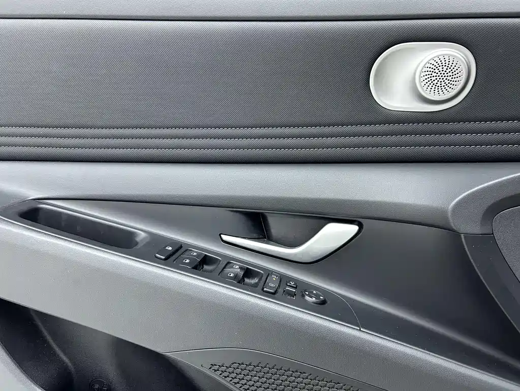 Hyundai Elantra 2023 — фото 11