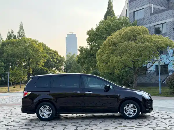 Mazda 8 2013