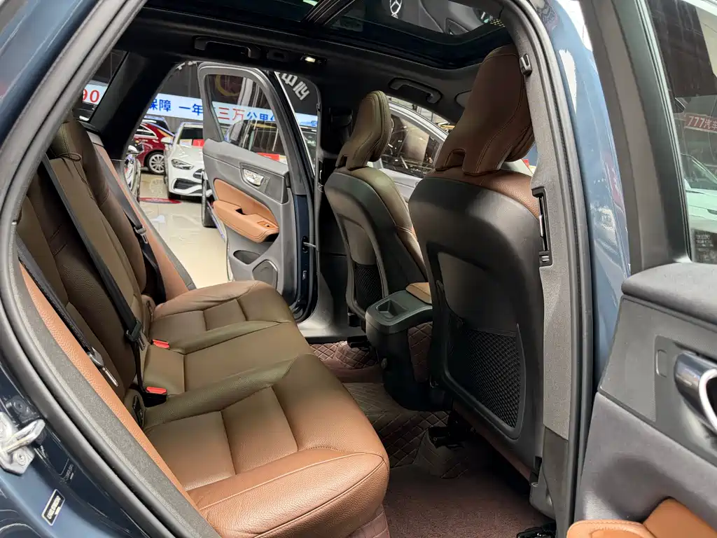 Volvo XC60 2022 — фото 22