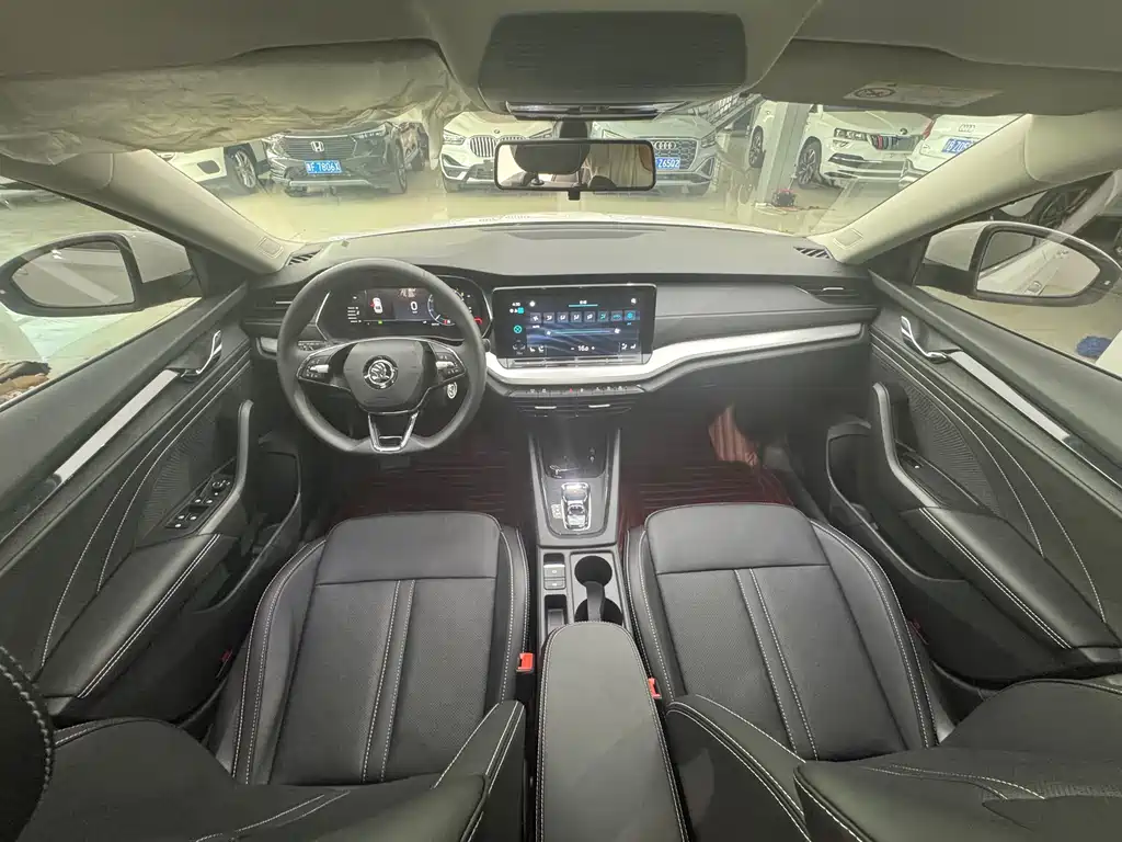 Skoda Octavia 2023 — фото 10