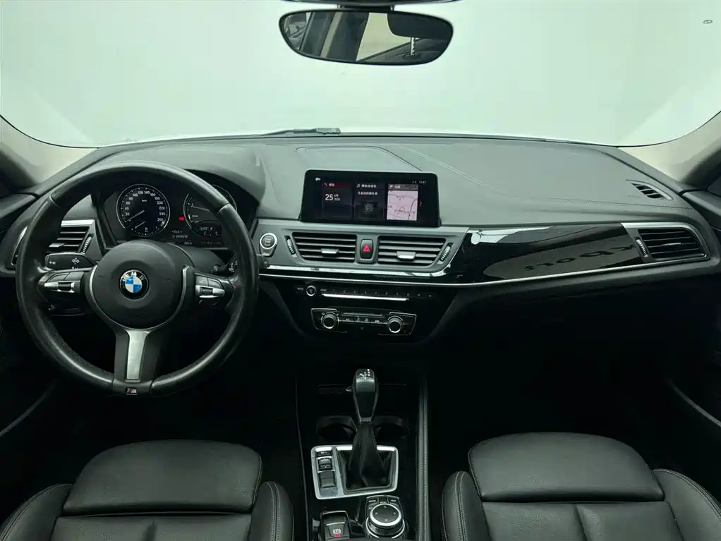 BMW 1 Series 2019 — фото 12