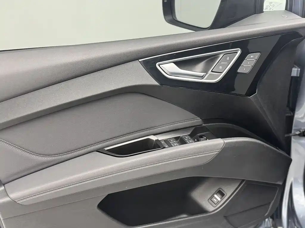 Audi Q4 E-Tron 2023 — фото 10