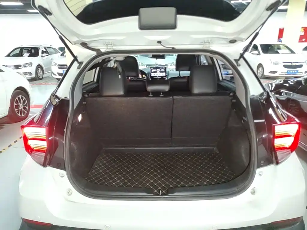 Toyota Yaris L 2023 — фото 19