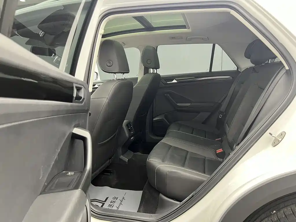 Volkswagen T-Roc 2023 — фото 8
