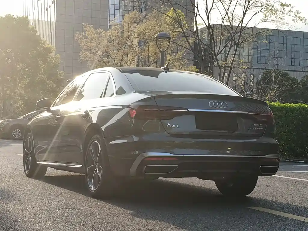 Audi A4L 2022 — фото 8