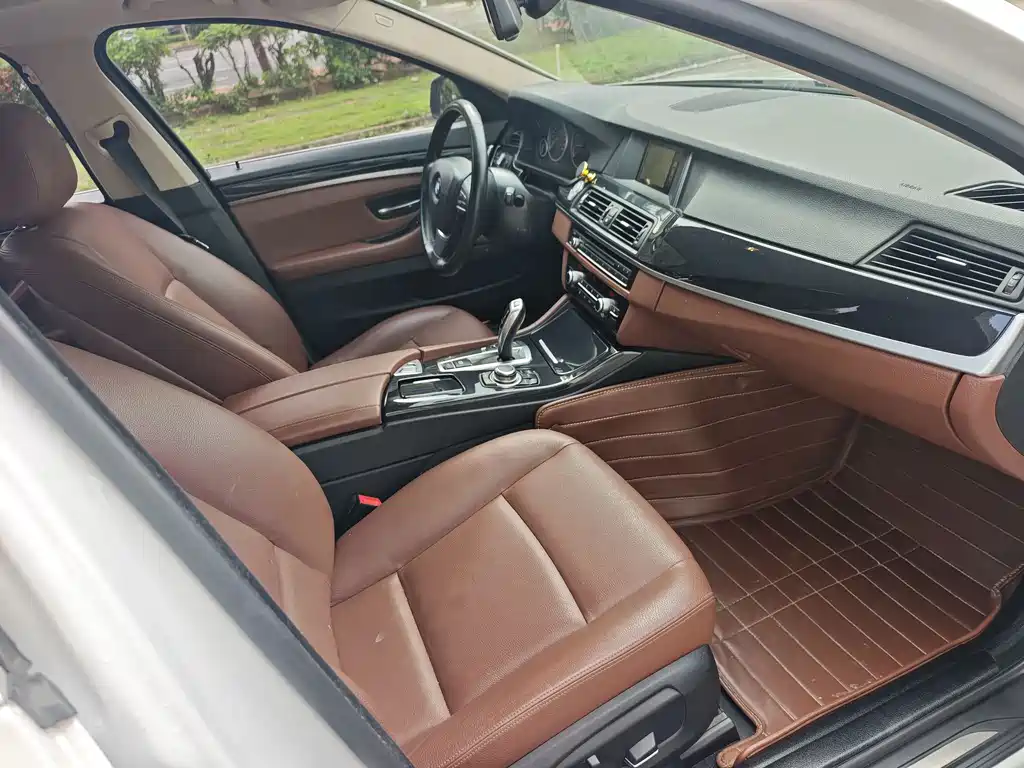 BMW 5 Series 2017 — фото 10
