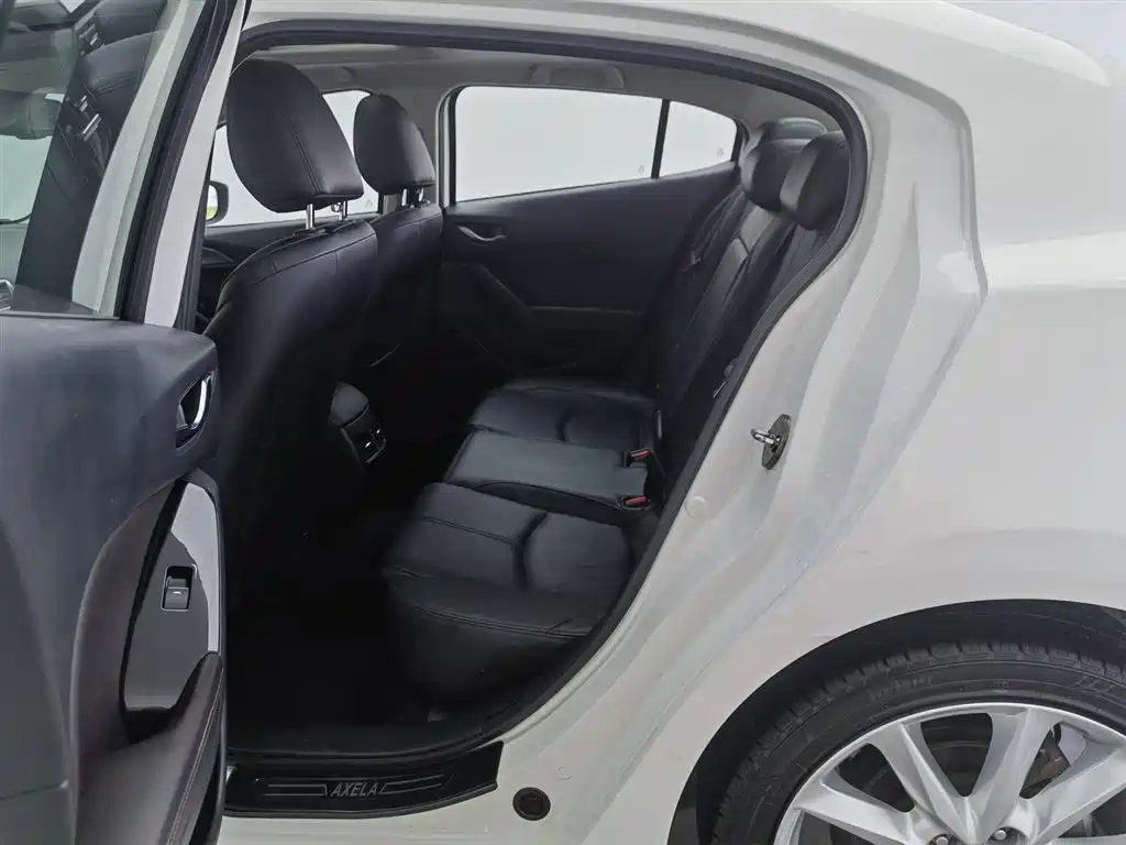 Mazda 3 Axela 2018 — фото 15