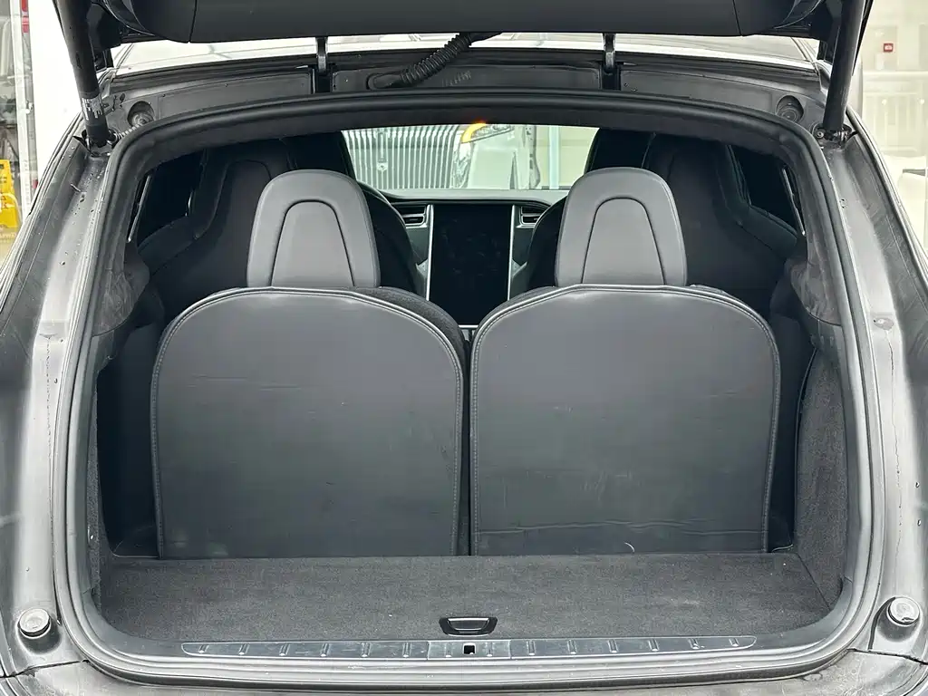 Tesla Model X 2018 — фото 12