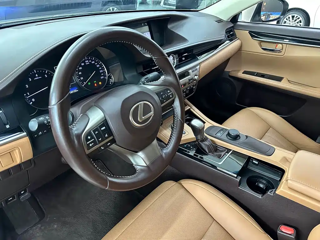 Lexus ES 2018 — фото 14