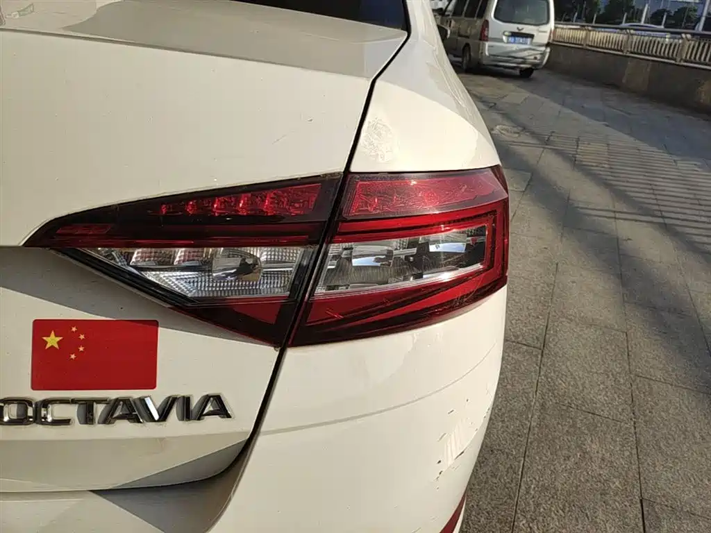 Skoda Octavia 2021 — фото 8