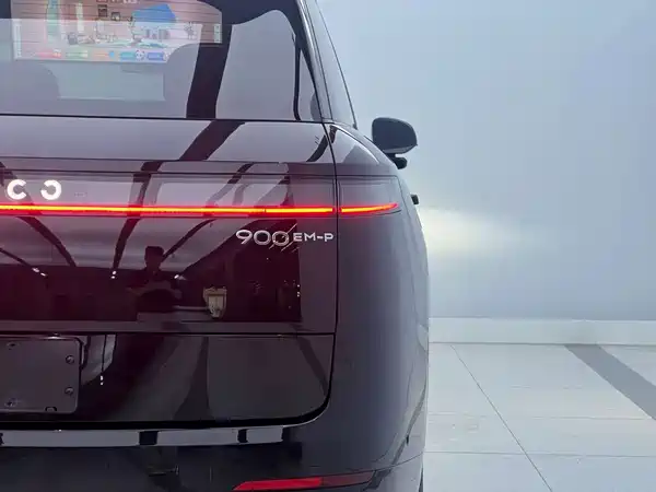 Lynk & Co 900 2025