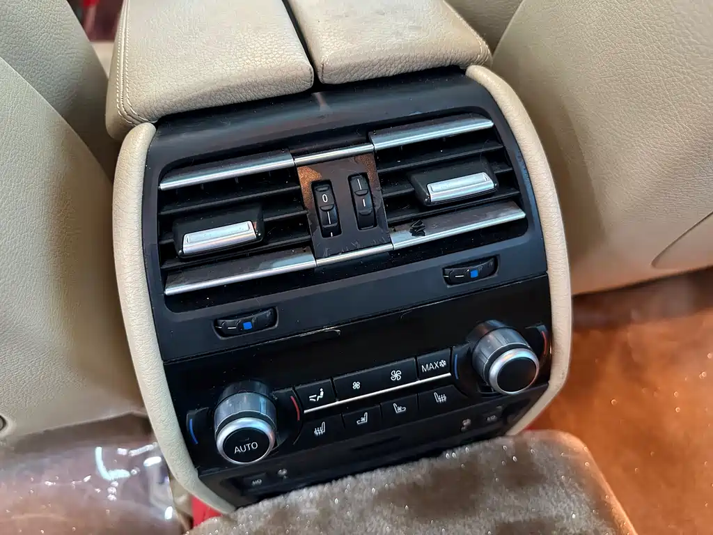 BMW 7 Series 2012 — фото 18