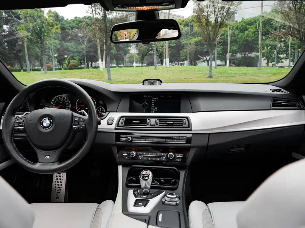 BMW M5 2012 — фото 9