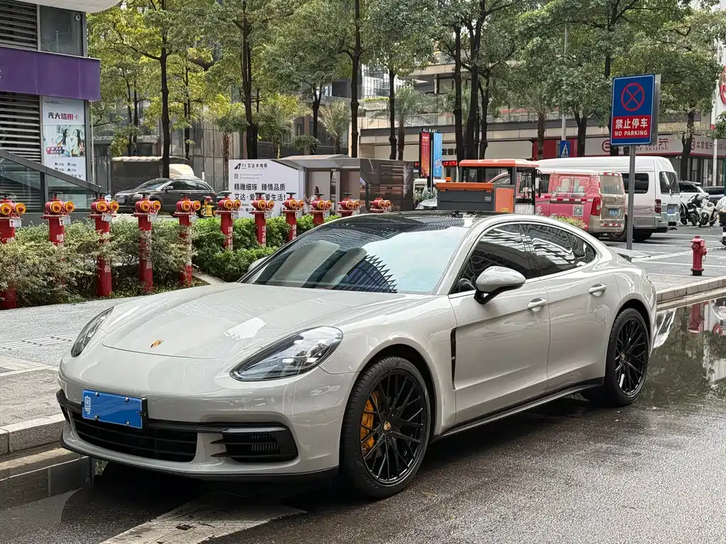 Porsche Panamera 2019 — фото 1