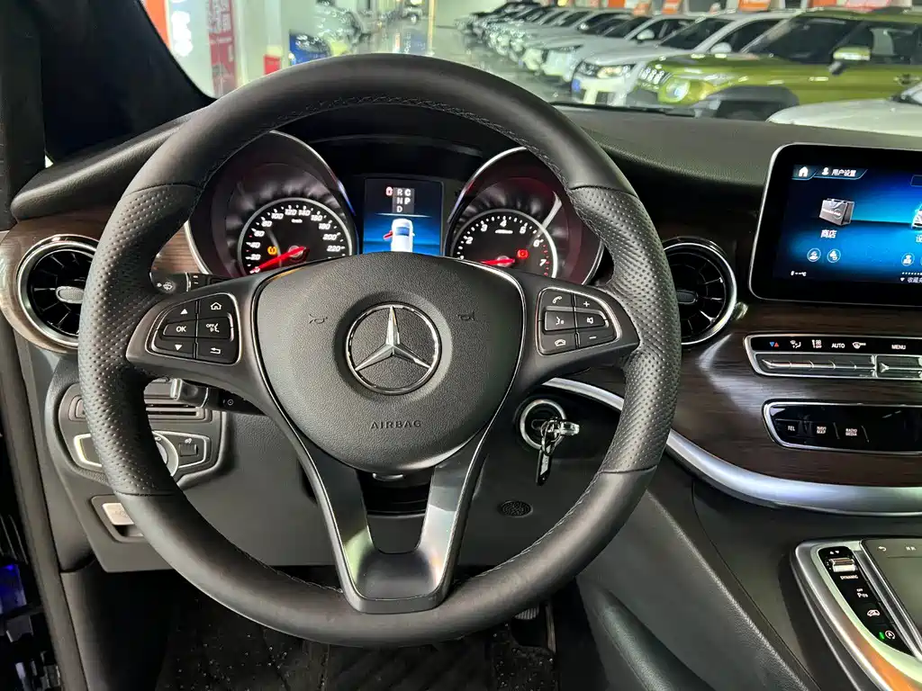 Mercedes-Benz V-Class 2023 — фото 20