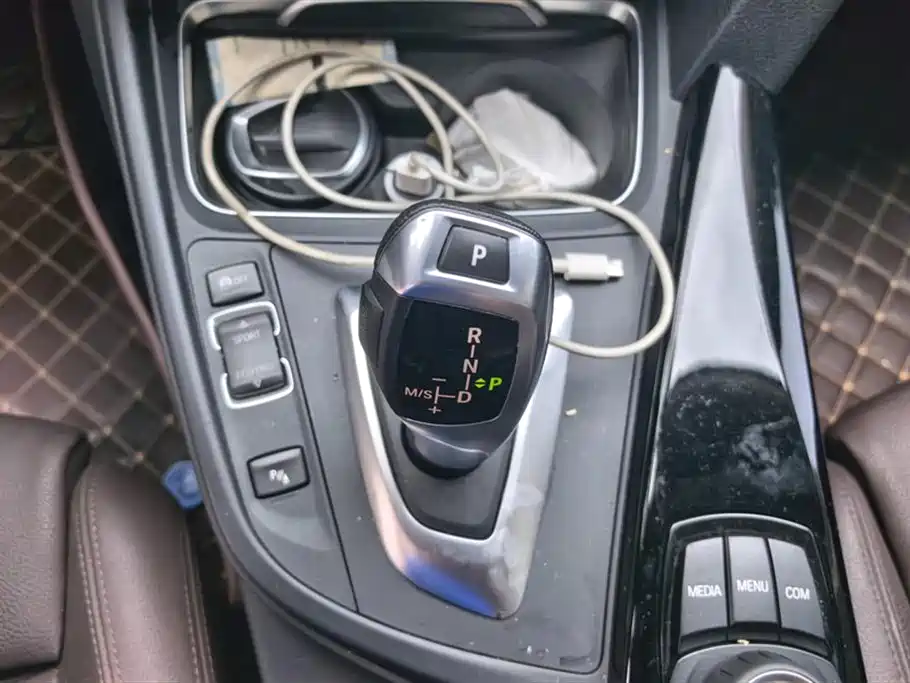 BMW 3 Series 2018 — фото 16