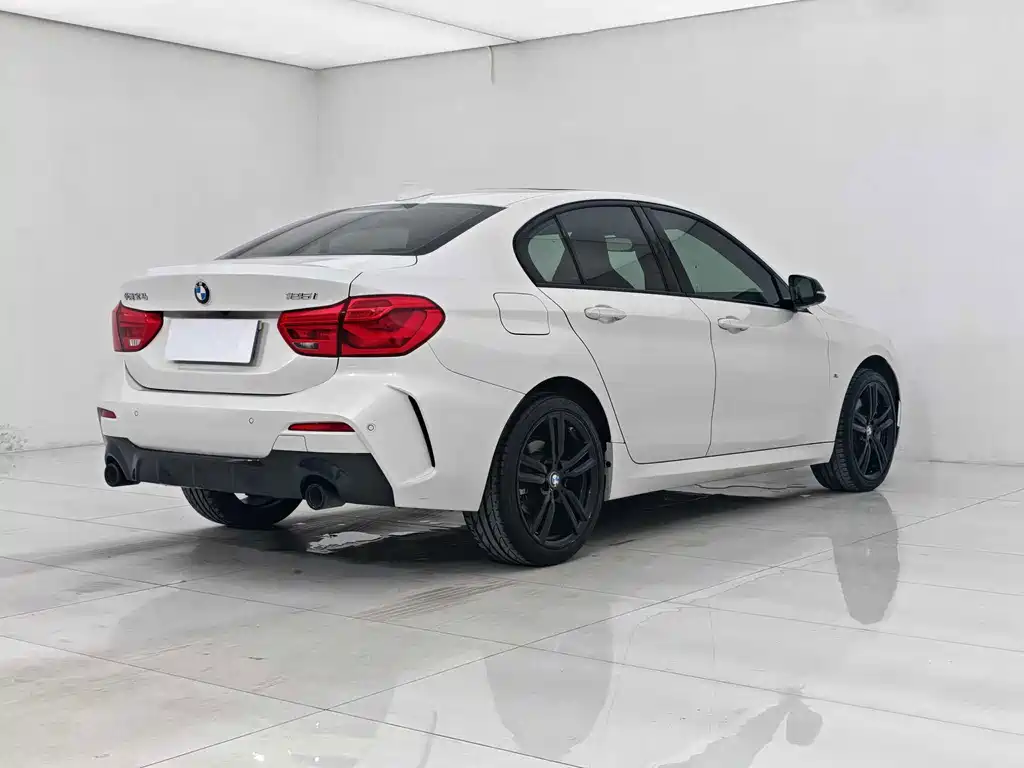 BMW 1 Series 2021 — фото 16