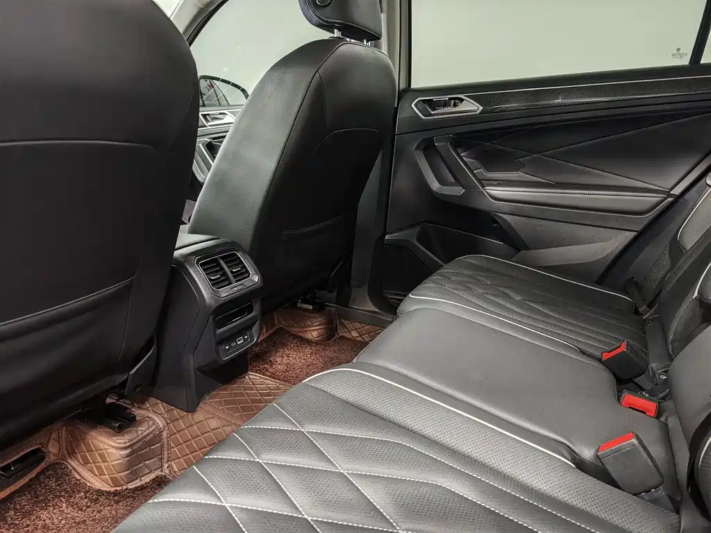 Volkswagen Tiguan L 2023 — фото 12
