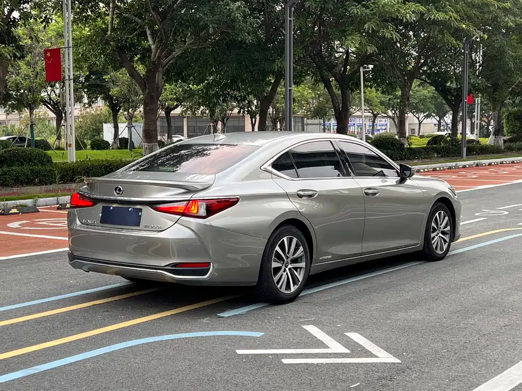 Lexus ES 2019 — фото 9