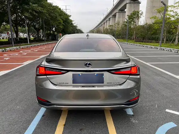 Lexus ES 2019