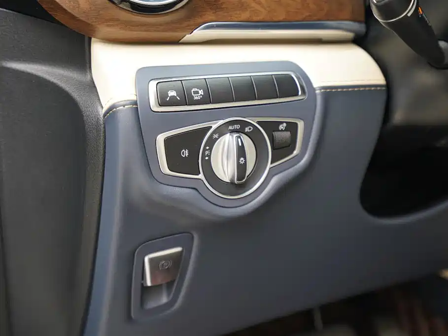 Mercedes-Benz V-Class 2023 — фото 6