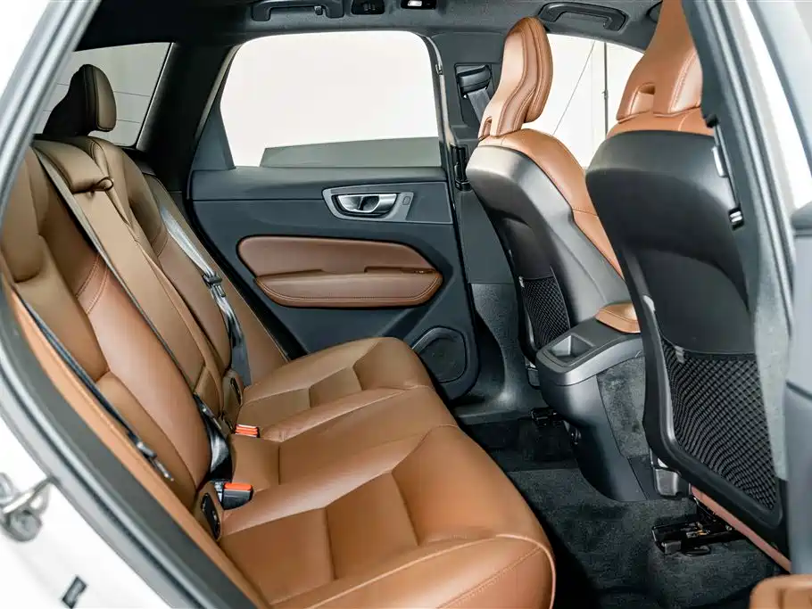 Volvo XC60 2023 — фото 20