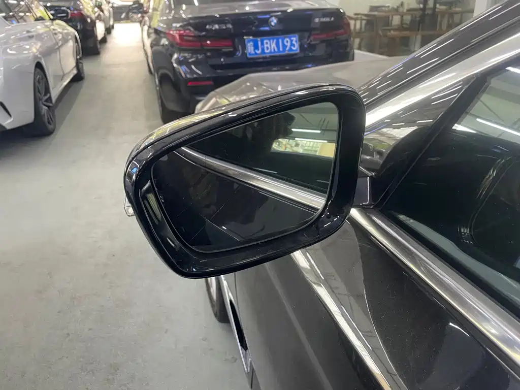 BMW 5 Series 2019 — фото 10