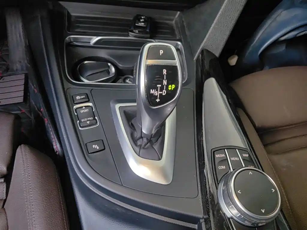 BMW 3 Series 2018 — фото 14