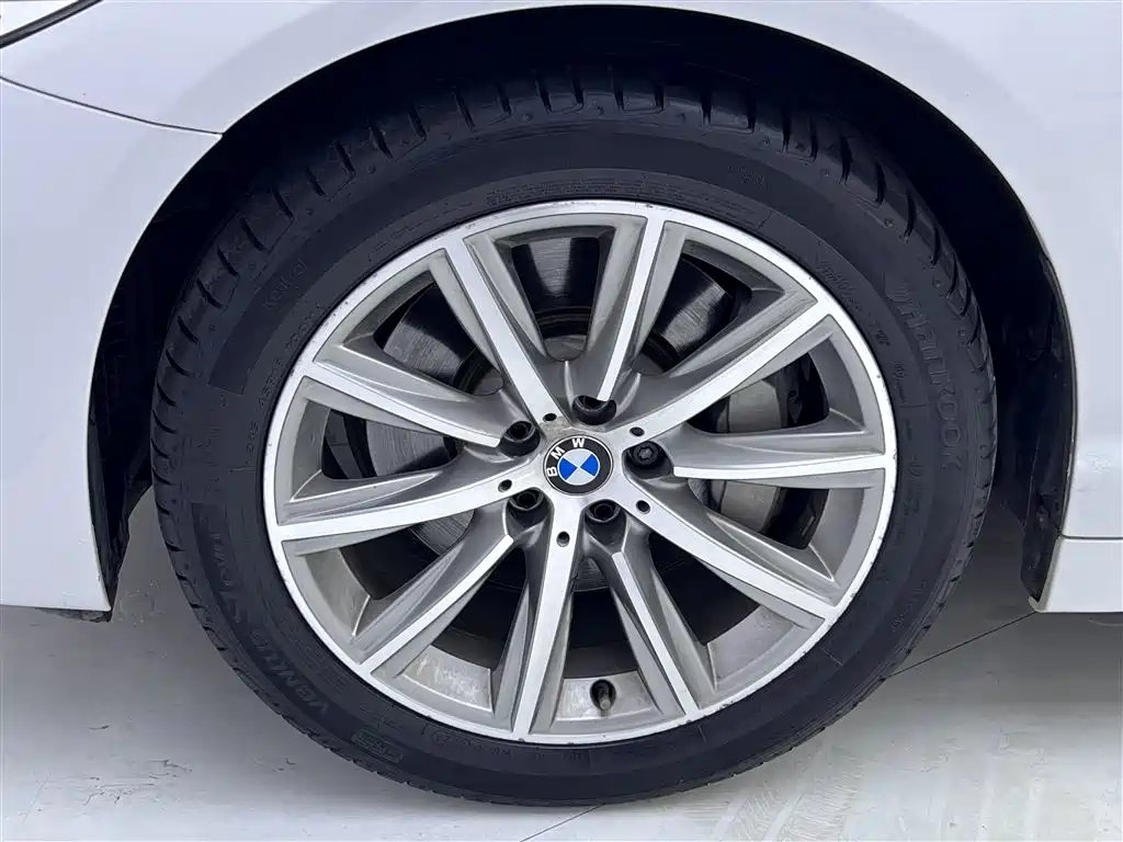 BMW 5 Series 2018 — фото 11