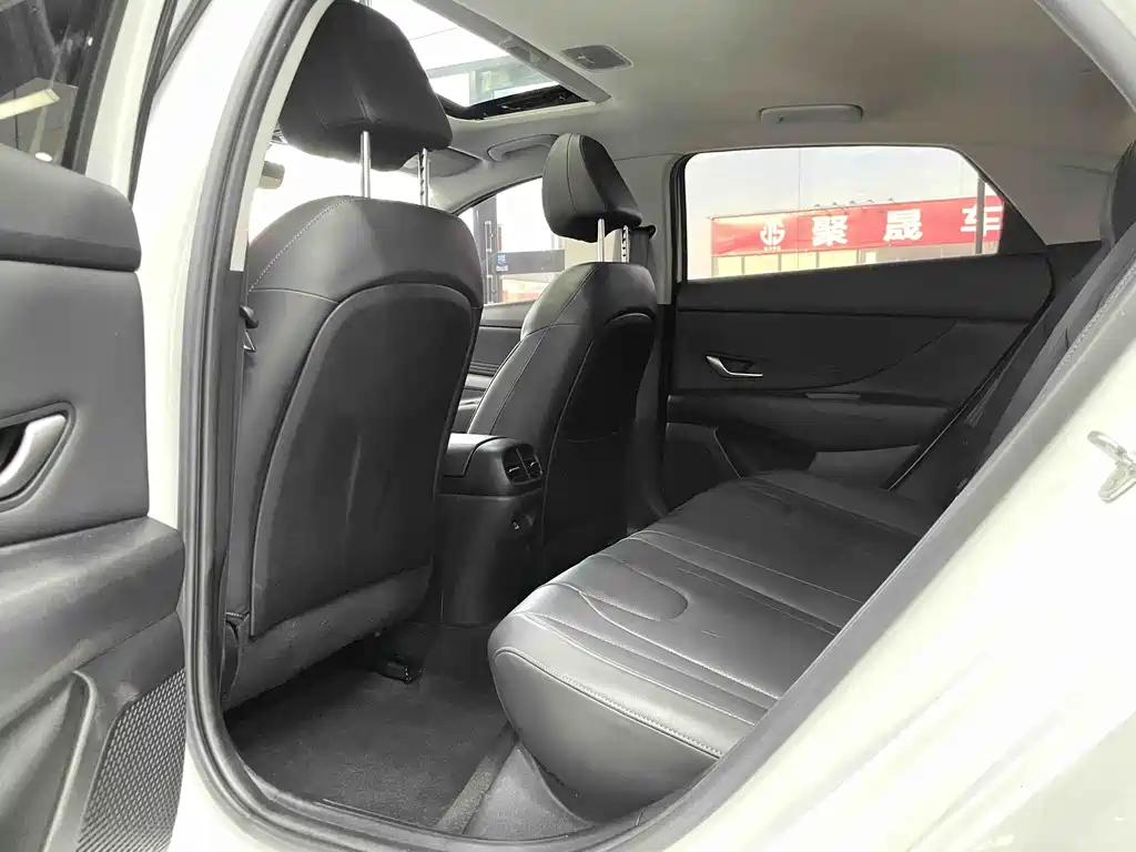 Hyundai Elantra 2022 — фото 10