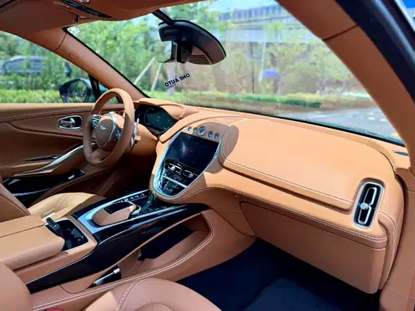 Aston Martin DBX 2022
