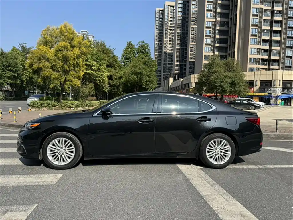 Lexus ES 2016 — фото 12