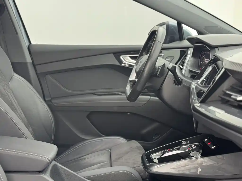 Audi Q4 E-Tron 2023 — фото 15