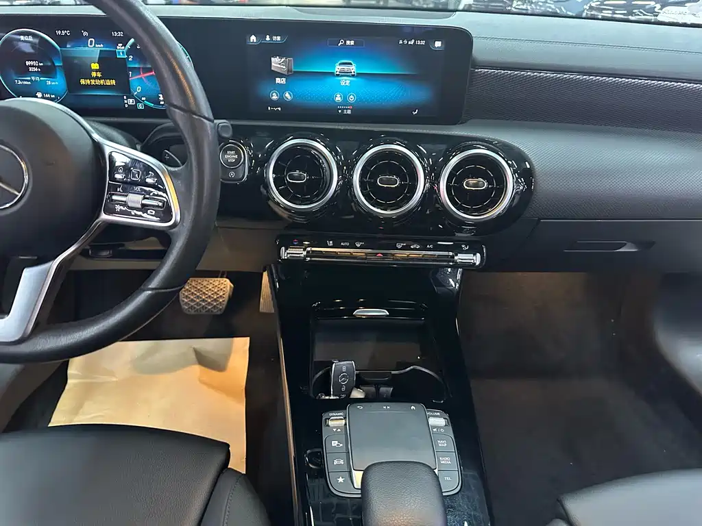Mercedes-Benz A-Class 2022 — фото 14