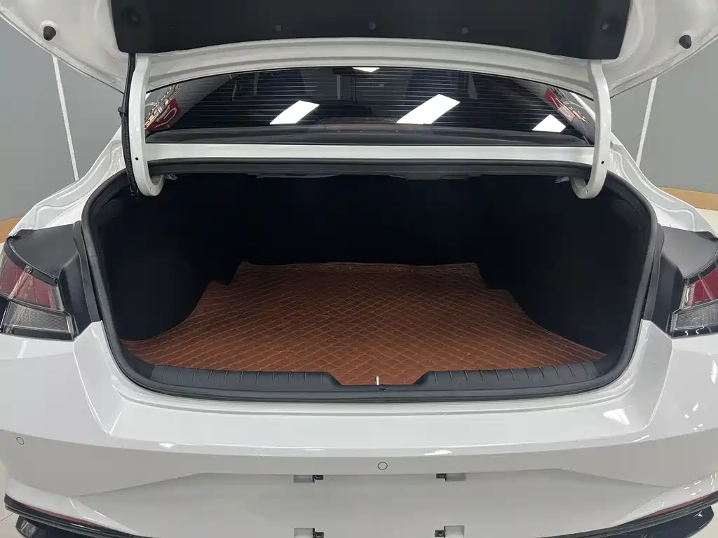 Hyundai Elantra 2023 — фото 20