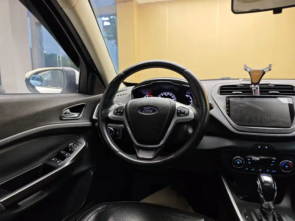 Ford Escort 2015 — фото 14
