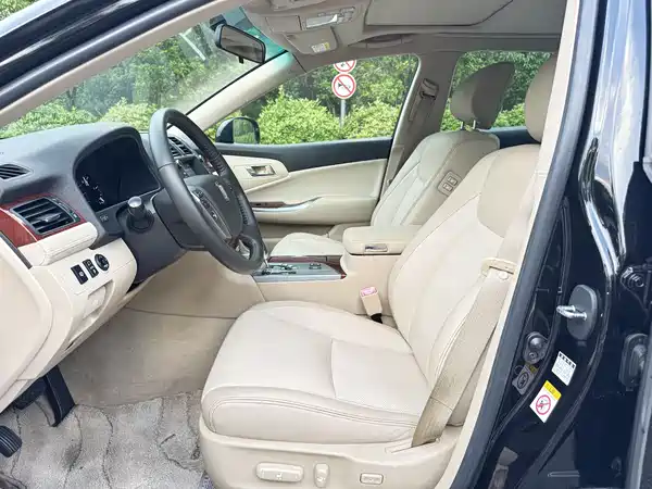 Toyota Crown 2015