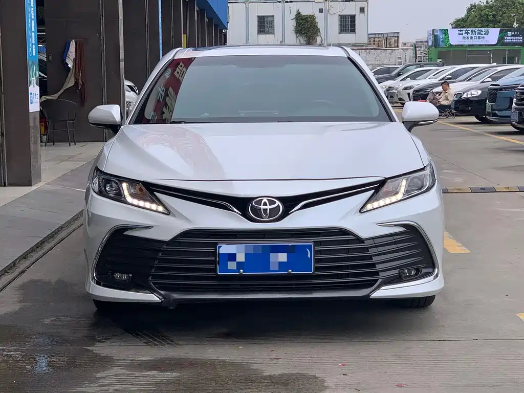 Toyota Camry 2022 — фото 2
