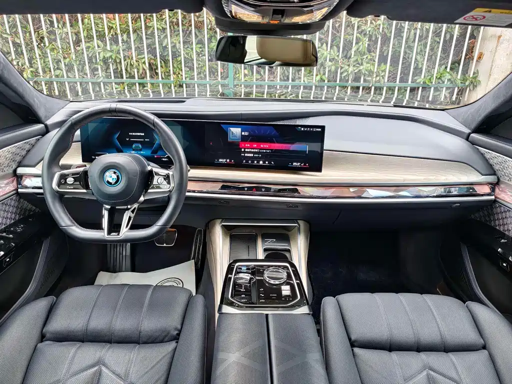 BMW i7 M70L 2024 — фото 19