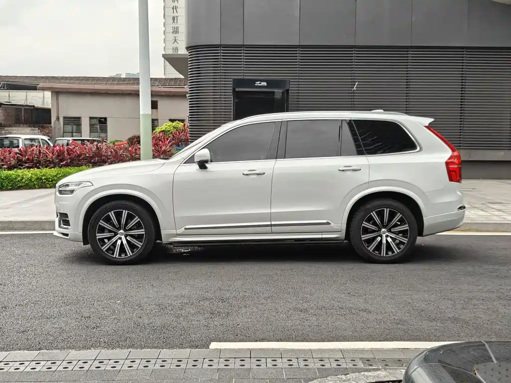 Volvo XC90 2023 — фото 18