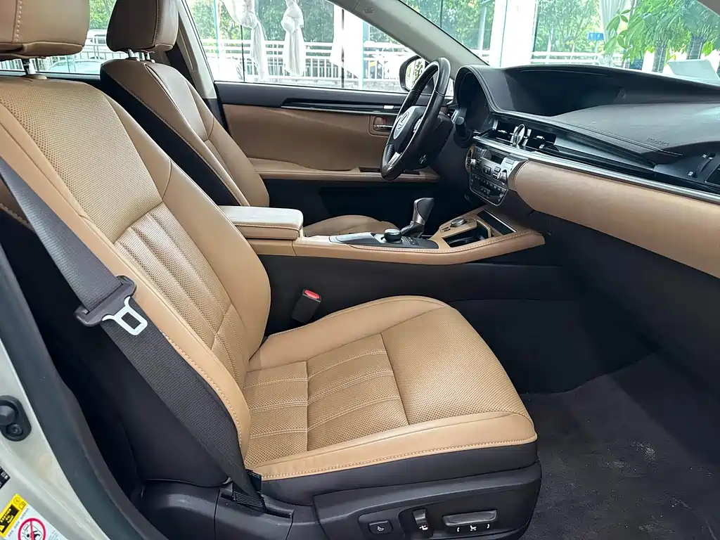 Lexus ES 2018 — фото 13