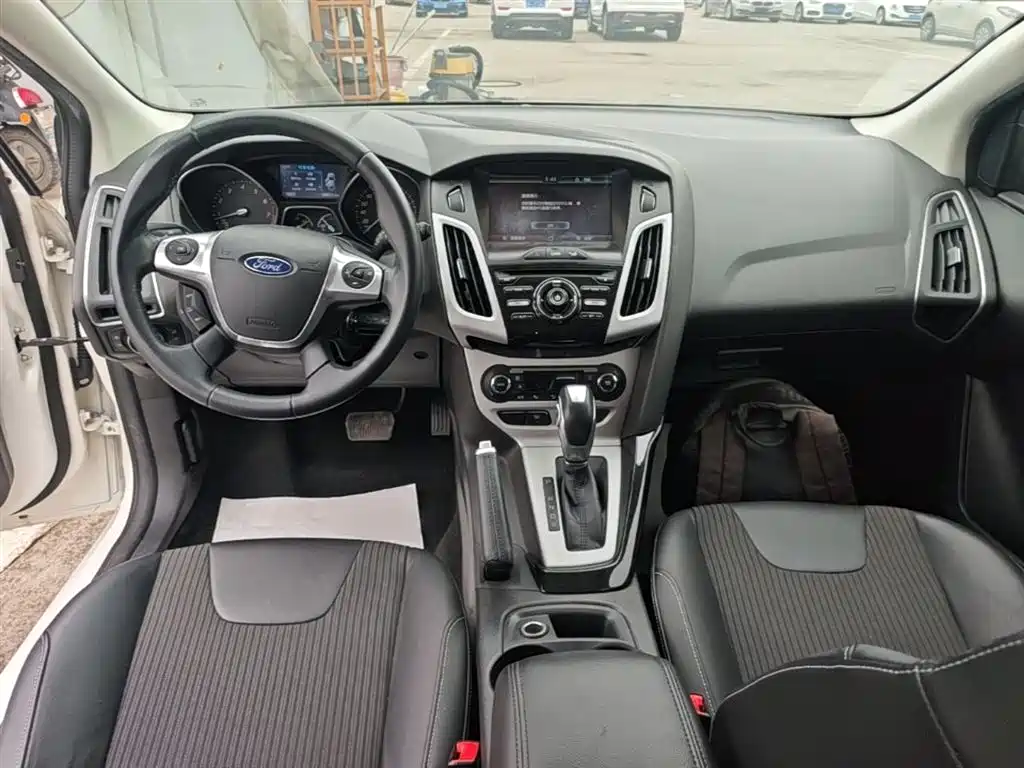 Ford Focus 2015 — фото 10