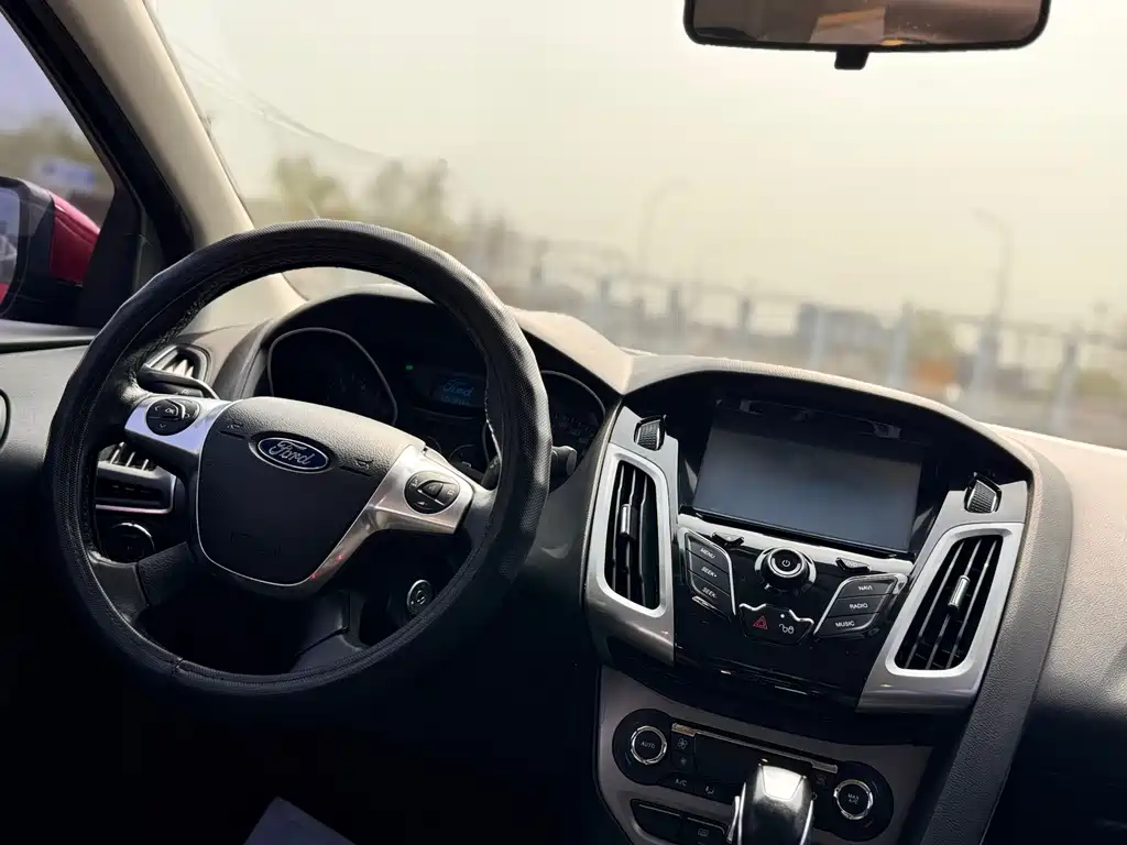 Ford Focus 2015 — фото 14