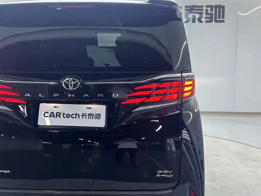 Toyota Alphard 2023 — фото 25