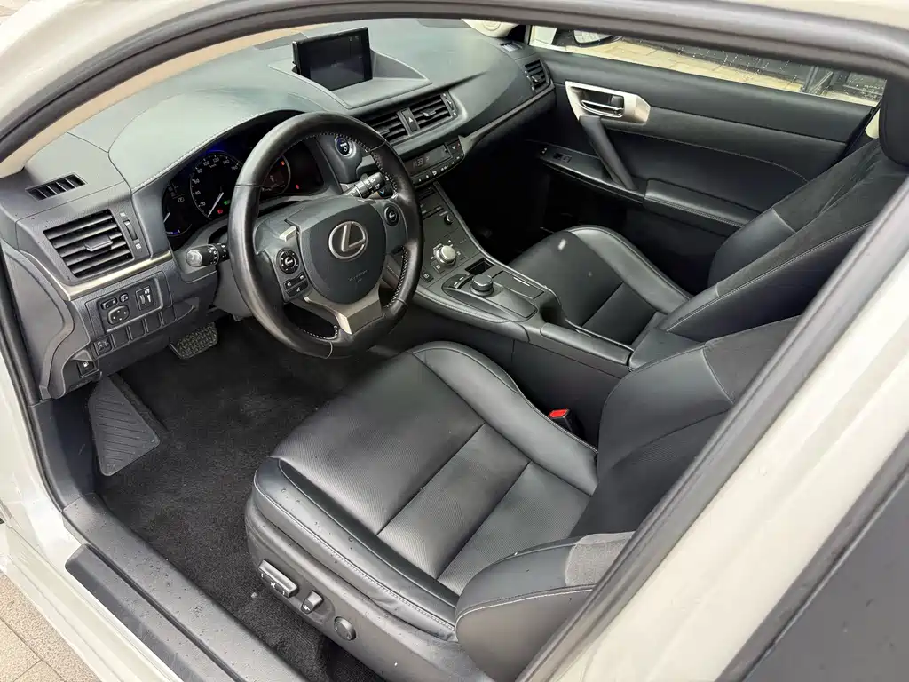 Lexus CT 2018 — фото 10