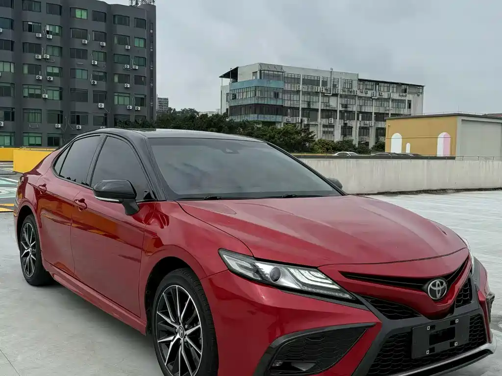Toyota Camry 2022 — фото 1