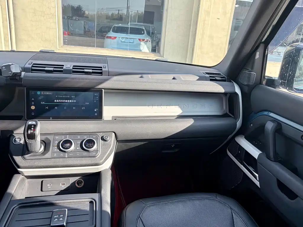 Land Rover Defender 2021 — фото 11