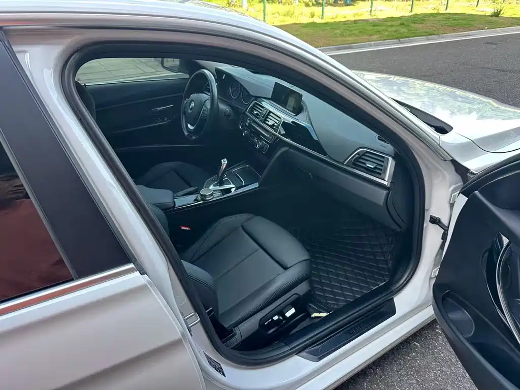 BMW 3 Series 2018 — фото 15