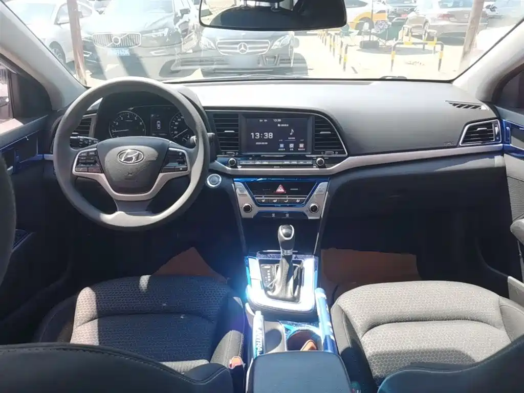 Hyundai Elantra 2018 — фото 10