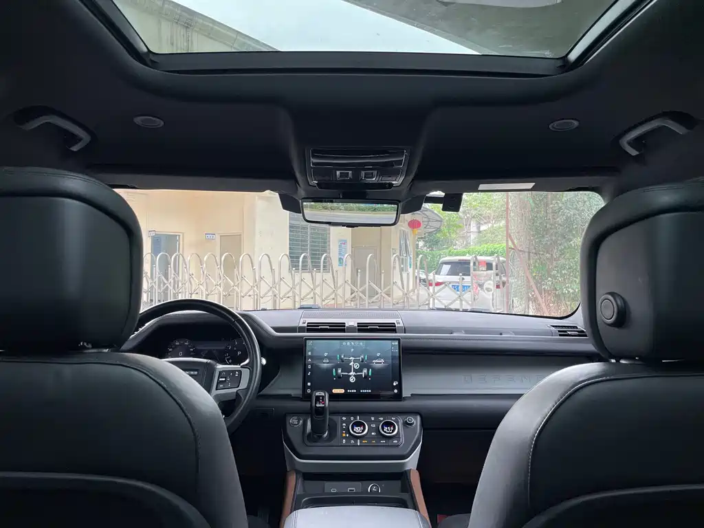 Land Rover Defender 2023 — фото 17
